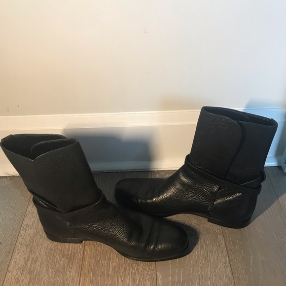Authentic Bottega Veneta Leather Ankle Boots With buckle strap in black - Picture 3 of 7